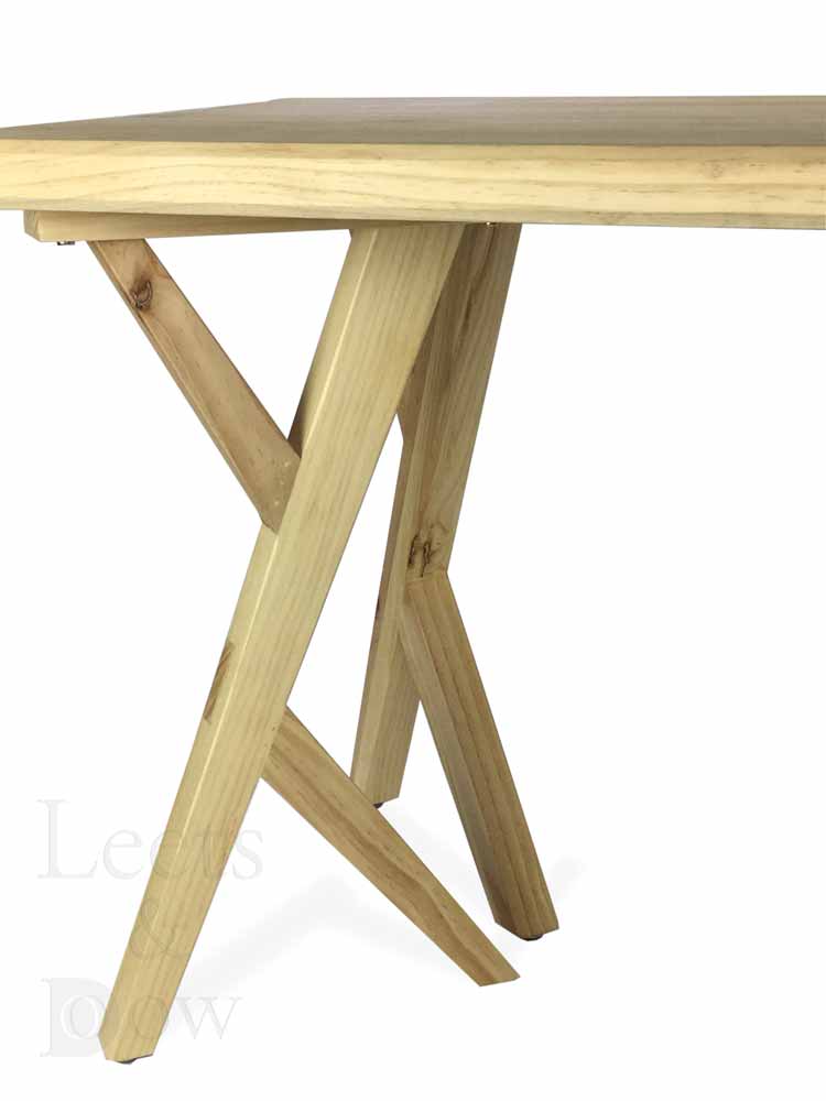 matchibo a wooden table